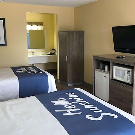 Days Inn By Wyndham Cape Carteret Near Emerald Isle Eksteriør billede